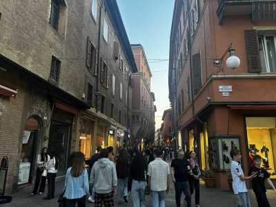 Da qui imbocchiamo la frequentata via d�Azeglio, celebre per aver ospitato la casa di Lucio Dalla 